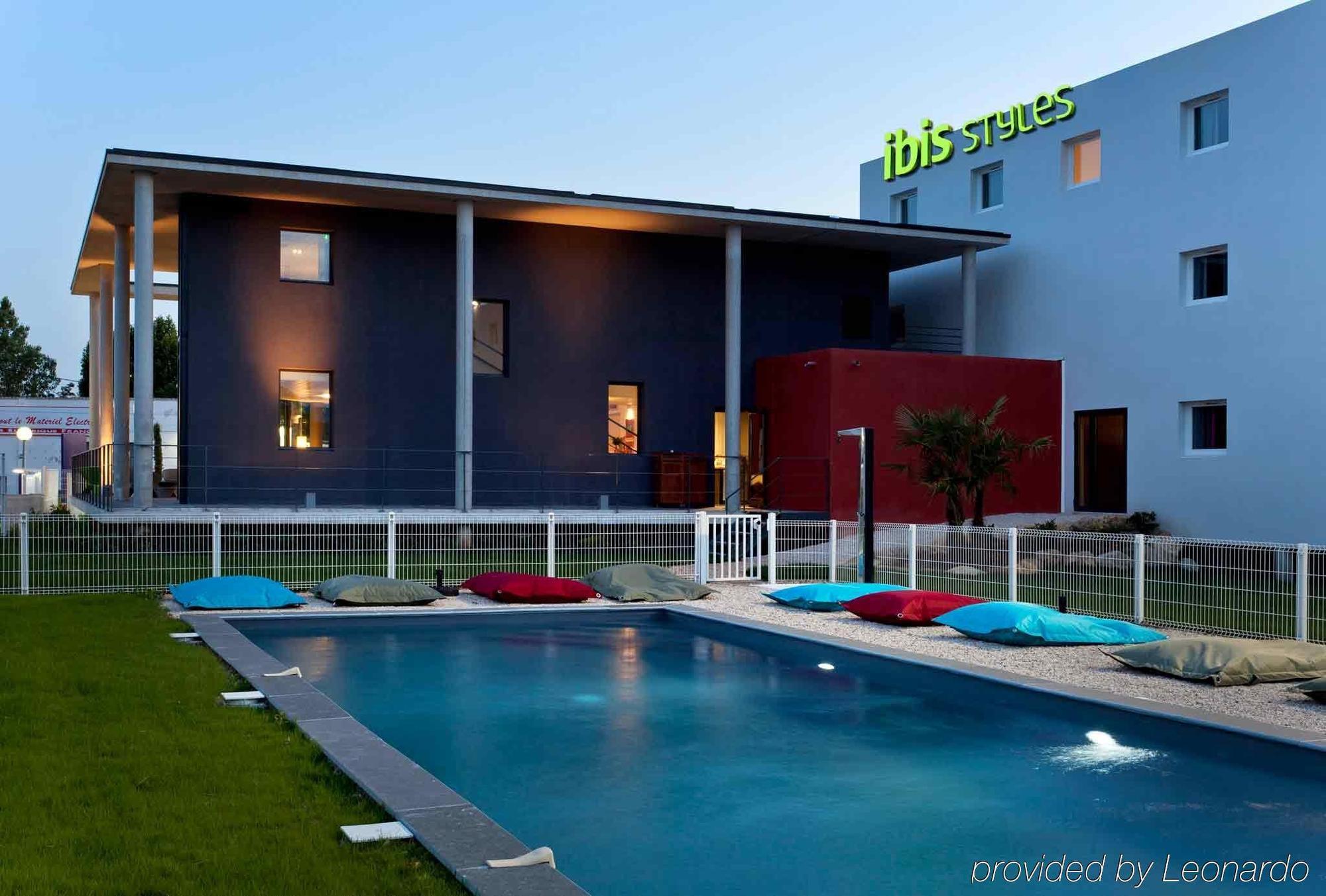 Ibis Styles Pertuis Portes Du Luberon Exterior photo